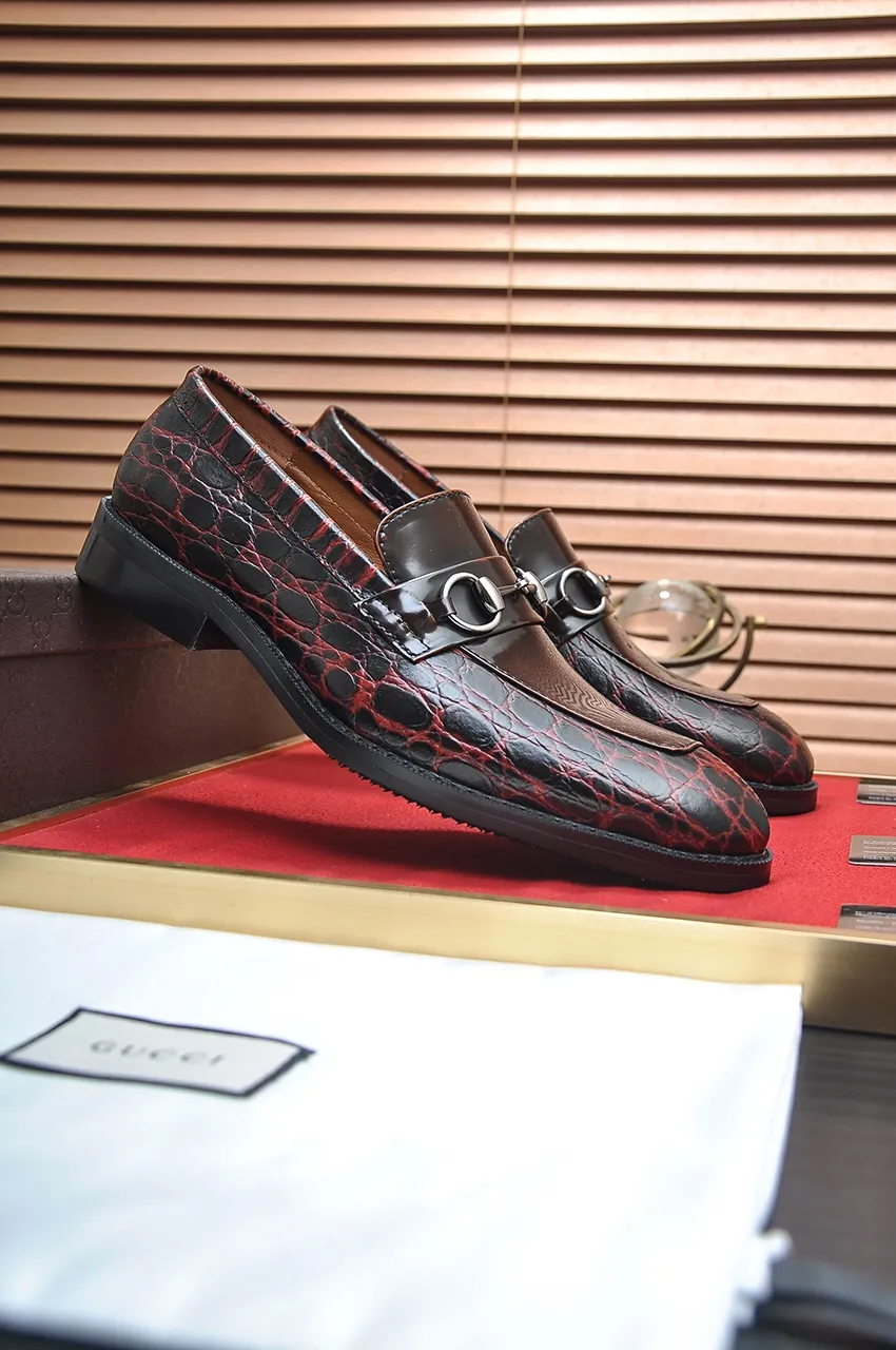 Men's shoes💰460💶Italy's top luxury men's shoe giant [GUCCI] has arrived in new style🍃Original European style🔰 Pleasant to the eye😍In order to make the shoes more durable and non-deformable🌀The production continues to follow traditional methods but there is still no lack of innovation💪The original sheepskin is chosen for the leather♻Smooth, natural and extra bright⭐Made of imported cowhide, the first choice of the rich 38-45 (45 customized)